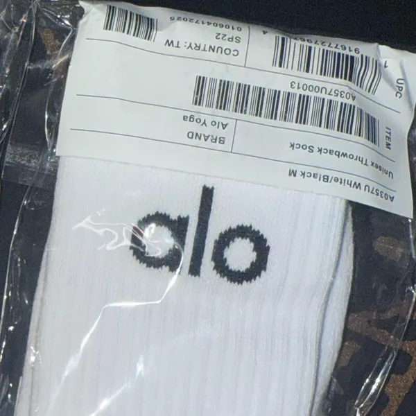 ALO Yoga - Unisex Throwback Crew Socks in White w/Black Logo - Image 4
