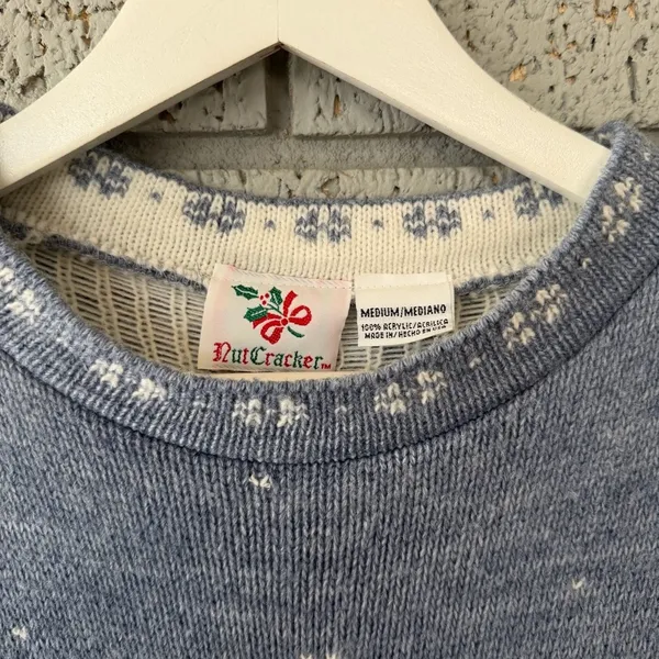 Vintage Nutcracker Christmas Sweater Medium Blue Cabin Sleigh Ride Horse Scene - Image 5