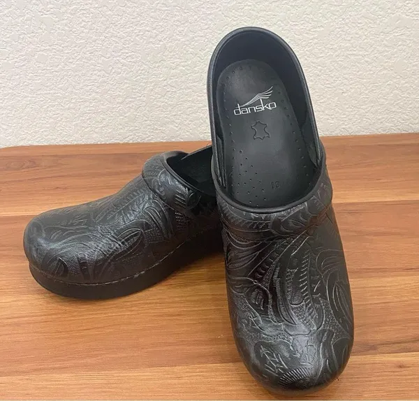 Dansko 906020202 Professional Clog Black Tooled Leather Clogs Size 39 8.5-9US - Image 2