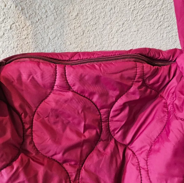 Zella Quilted Shoulder Bag in Fuchsia - Image 3