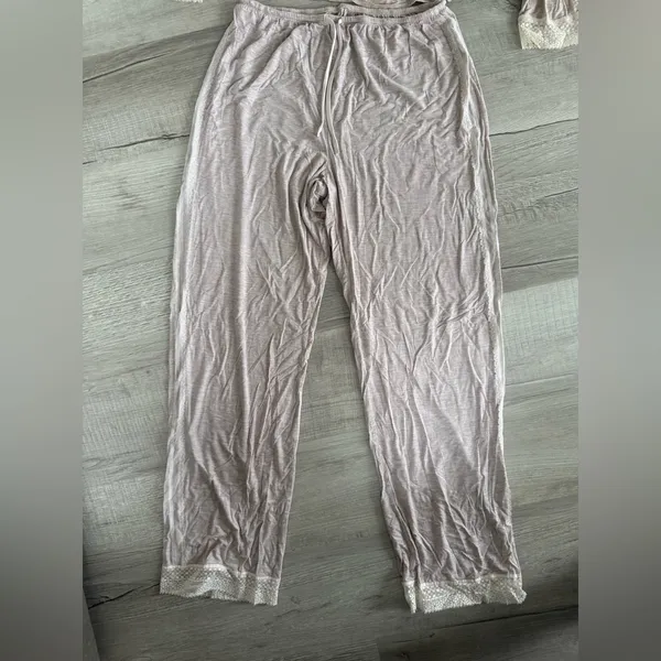 Victoria’s Secret medium sleep set with lace detail - Image 2