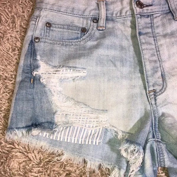 American Eagle distressed vintage high rise festival shorts light wash size 6​​ - Image 3