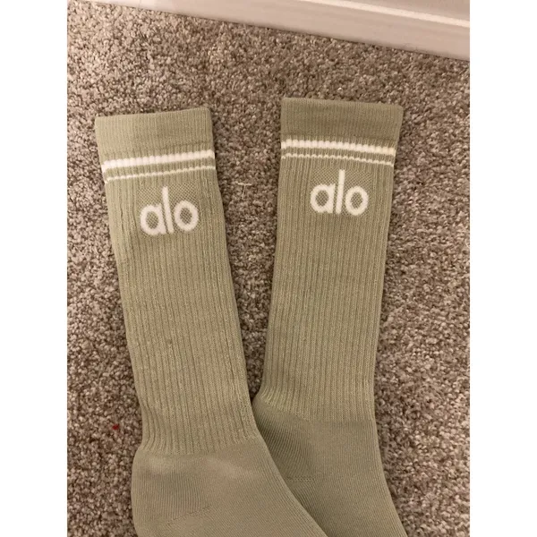 NWT Alo Yoga Unisex Throwback Socks Limestone White Crew Socks, M - Image 6