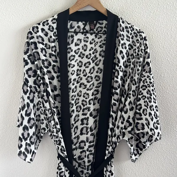 Victoria's Secret Kimono Robe Leopard Animal Print Neutral Black Trim M/L - Image 4