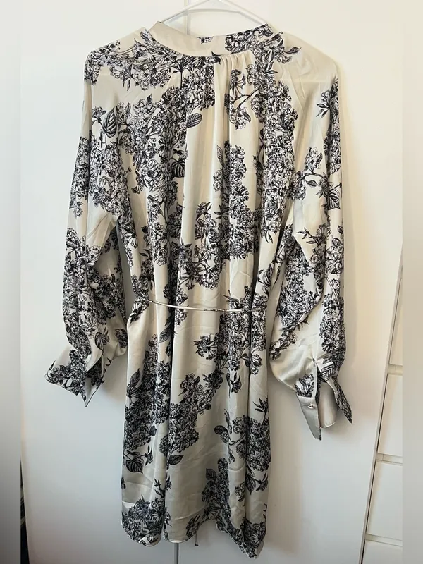 Satin Toile Floral Print Long Sleeve Mini Dress with Belt NWT medium - Image 4