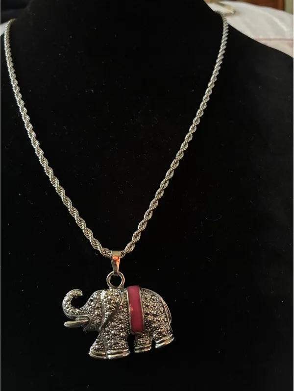 Vintage-Style Silver Tone Rhinestone Elephant Pendant Necklace with Pink Accent - Image 2