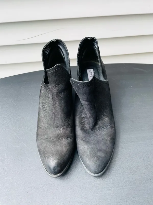 Steve Madden slip on black leather side vent Ankle Booties - Image 2