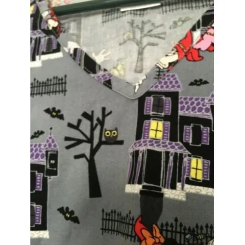 Disney Women's Graphic Scrub Uniform Top Nurse Medical Halloween Size Small - Image 3