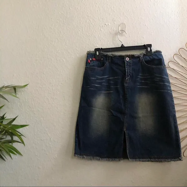 Y2K 2000s Mcbling Trendy Faded Frayed denim jean mini midi knee length skirt front slit whimsygoth #grunge #preppy #officesiren #academia Size 9/31 - Measurement in pics - Image 2
