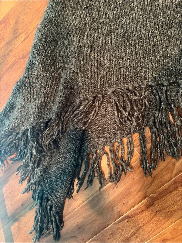 Bandolinoblu Chunky Fringe Knit Poncho Size Medium - Image 6