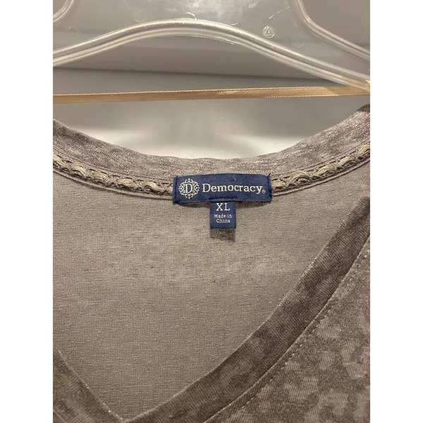 Democracy Tan Beige Leopard Print V-Neck Top Linen Blend Knit Taupe Size XL - Image 2