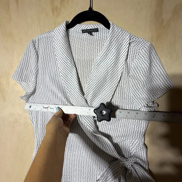 Adrianna Papell Women's Medium White Black Polka Dot Wrap Tie Waist Blouse - Image 4