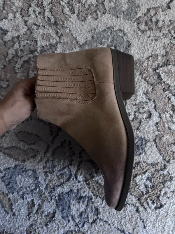 Universal Threads Women's Alena Western Memory Foam Boots - Tan Size 8.5. NWT. Has some minor scuffs from storage that can be easily cleaned. No damage. - Image 6