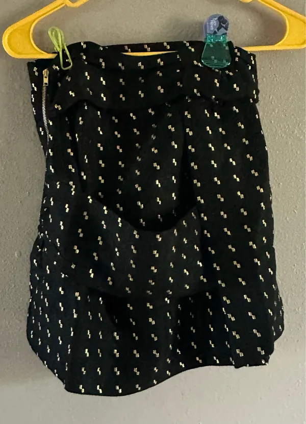 Black and gold mini skirt by Wintermuse Size 6 - Image 2