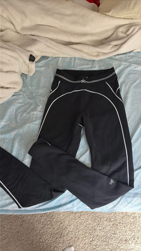 Alo Yoga Leggings - Image 2