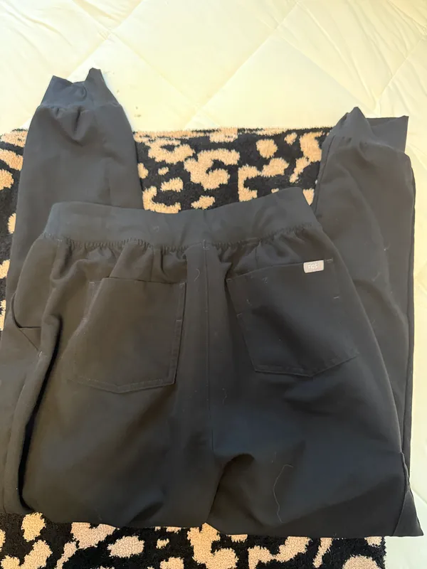 FIGS Women’s Jogger Scrubs - Image 3