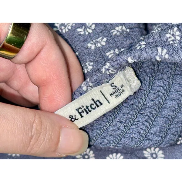Abercrombie & Fitch Blue White Floral Smocked Puff Sleeve Blouse Top Size Small - Image 5