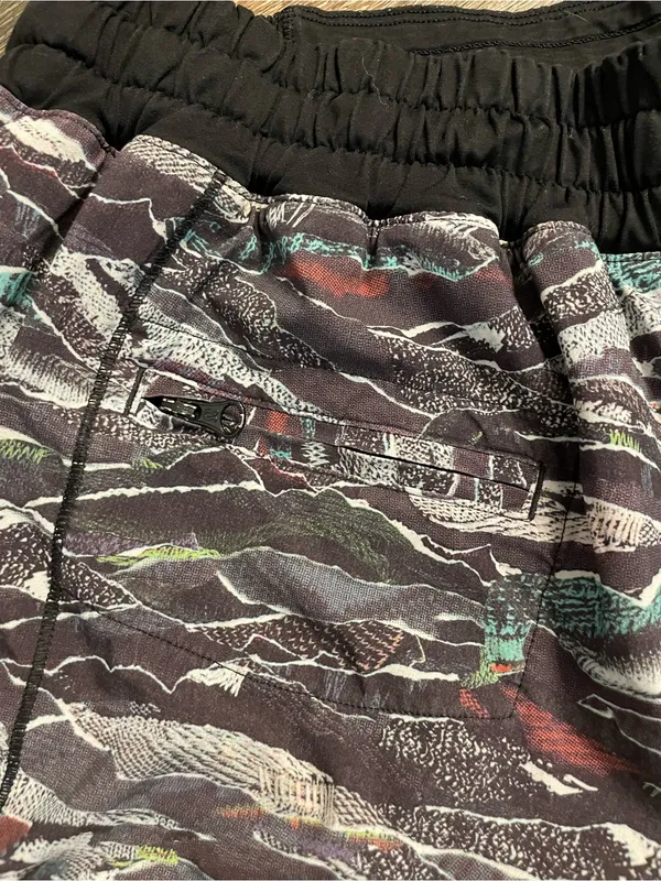 lululemon athletica Black Patterned Run Hotty Hot Short Accents Size 10 - Image 4