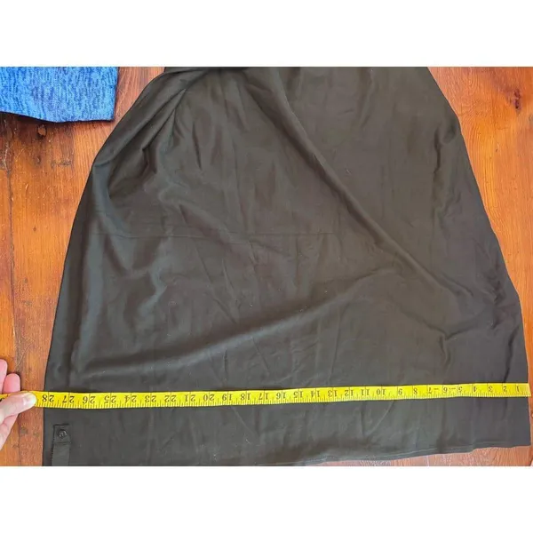 Lululemon women's black stretchy oversized scarf EUC - Image 4