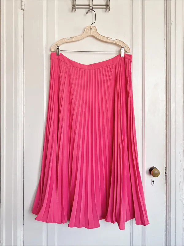Boden • Kristen Pleated Skirt in Strawberry Shortcake Pink midi coral accordion - Image 3