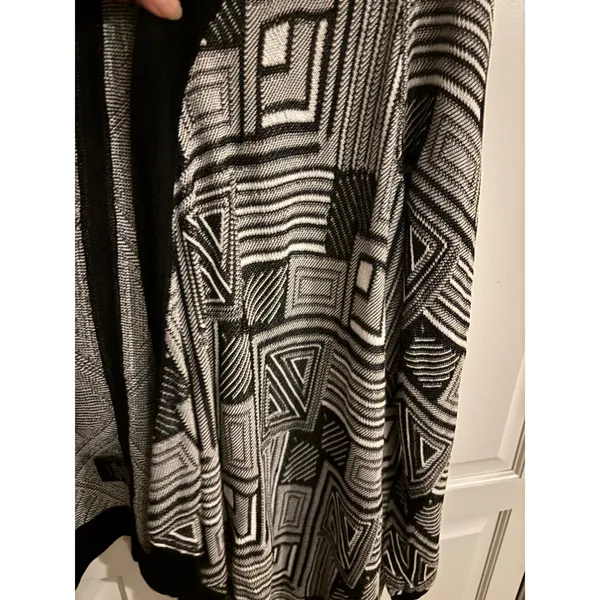 Renuar Womens XL Geometric Open Front Cardigan Black White Handkerchief Hem Knit - Image 2
