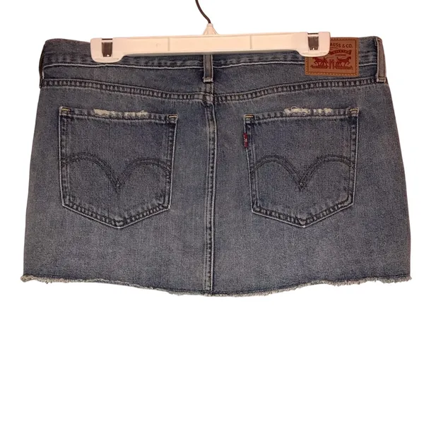 Levi’s Distressed Denim Mini Skirt Women’s Size‎ 29 Y2K Raw Hem - Image 2