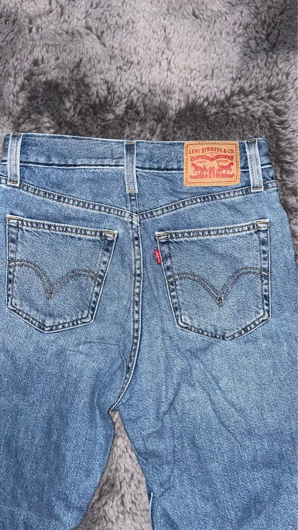 Levi’s High-Waisted Mom Jeans Light Wash - Image 6