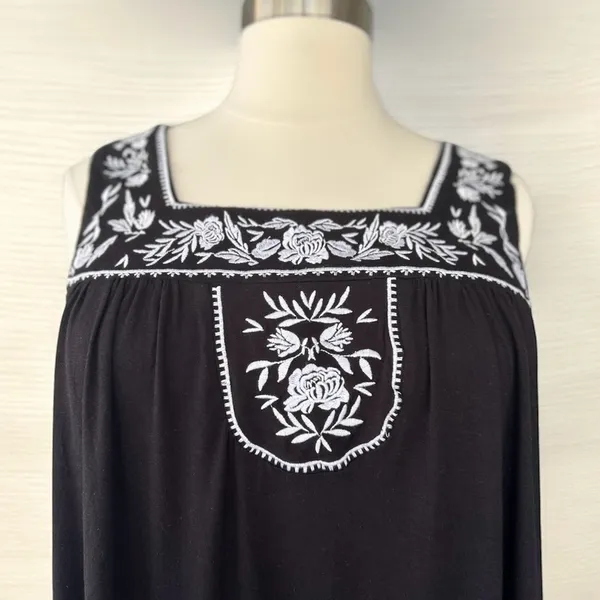 NWT!Living Doll Black and White Embroidered Women's Top Size 3X - Image 5