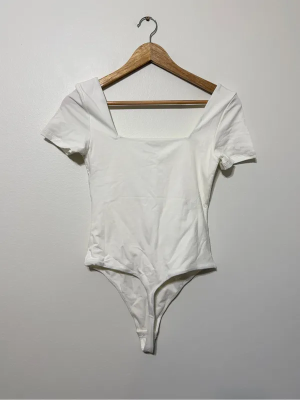 NWT Aritzia Contour Bodysuit Size Small White Square neck NEW - Image 6