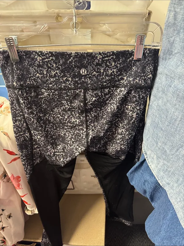 Lululemon crop leggings size 6 // 082967 - Image 2