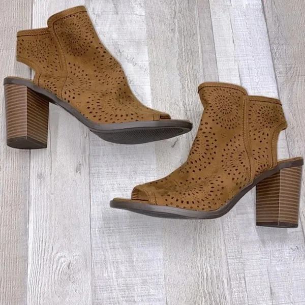 Comfort camel color heeled open toe booties size 9 new - Image 2