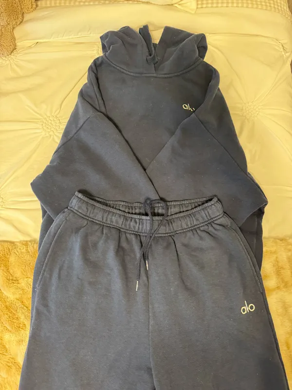 Alo Yoga Accolade Hoodie and Sweatpants - Image 2