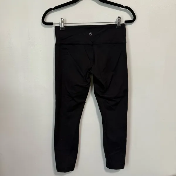 Lululemon WunderUnder Cropped Low Rise Black Leggings Size 6 - Image 3