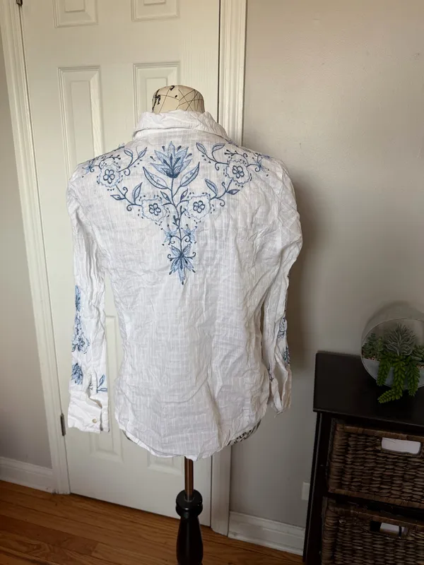 Nomadic Traders Fresco 100% Cotton Embroidered Floral White/Blue Button Down Shirt Sz M cottage Western coastal boho - Image 3