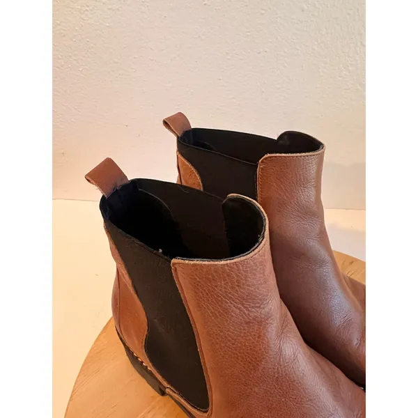 Anthropologie Stompy Chelsea Tan Leather Chunky Heeled Boots Size 40 Spain Made - Image 4