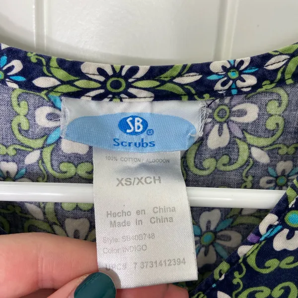 EUC SB Scrubs women’s green navy floral print v-neck‎ tie back pocket scrub top - Image 4