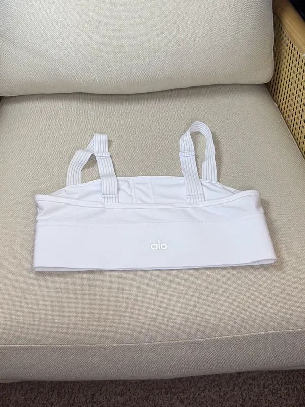 Alo Yoga Serve It Up Bra Size small - Image 4