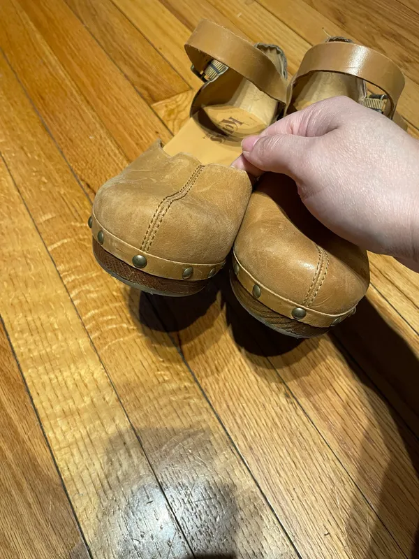 Korks Evah Clogs Leather Ankle buckle strap Chunky Block Boho Grommets Sandals Heels pumps retro studs mustard tan - Image 3