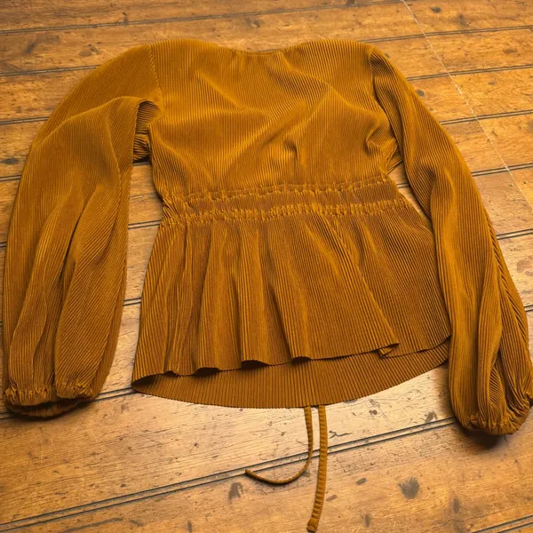 Abercrombie & Fitch Mustard Yellow Plisse Pleated Peplum‎ Top V-Neck Small - Image 4