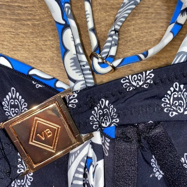 Vera Bradley bikini swimsuit size medium/large navy paisley - Image 10