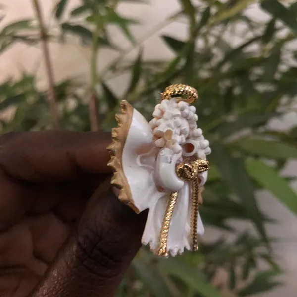 White and gold angel figurine angel doll brooch pin halo saint. Approx 1.8” long - Image 2