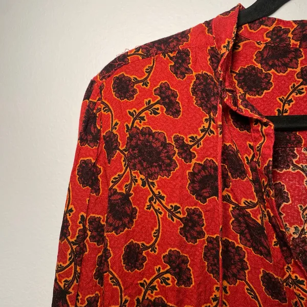 Free People Women's size XS Mia Tunic Red Floral V-neck Blouse Boho Pirate Top - Image 4