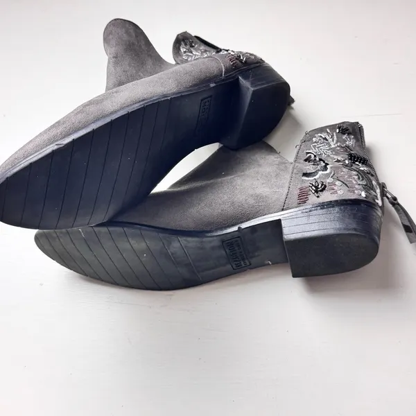 Kenneth Cole Women’s Gray Ankle Booties with Metallic Embellishments Sz 8.5 - Image 5