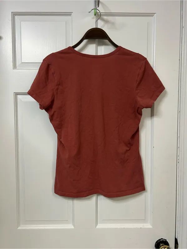 GUESS Rust Short-Sleeve Tee with Heart Motifs - Image 4
