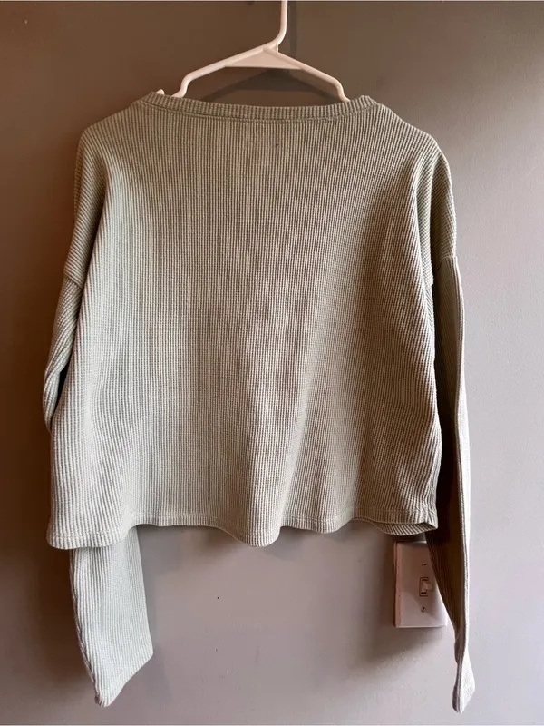Hollister Ribbed Henley Long Sleeve Cropped Top in Sage Green Size Small - Image 9