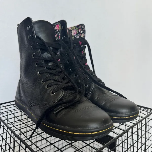 Dr. Martens Stratford Black Leather Floral Fold Down Boots Women’s 8 EU 39 - Image 2