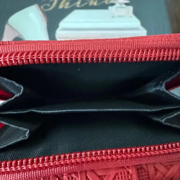 Red woven wallet with gold - Image 4