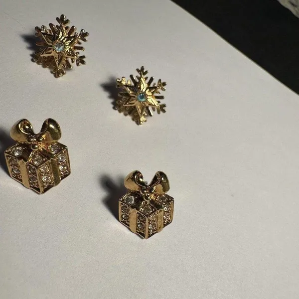 2 Avon Christmas Holiday Pierced Rhinestone Stud Earrings Snowflake Present - Image 4