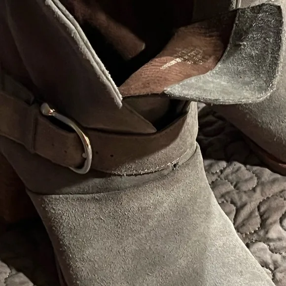 Isola Lavoy Grey Leather Stacked Heel Ankle Boots Size 7M Gorgeous NWOT - Image 2