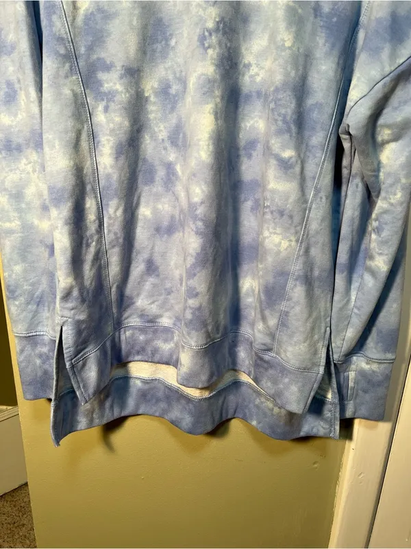 Earth Yoga Women's Size Large Crewneck Sweatshirt‎ Light Blue Tie Dye Cloud Slit - Image 3